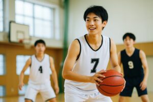 バスケットボールを持ち構える男子学生たち