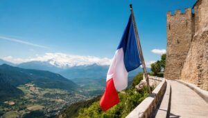 城の横で風になびくフランス国旗