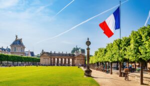 フランス国旗と庭園の歴史的建造物