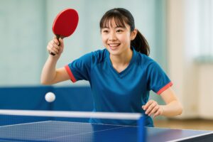 卓球のサーブを構える笑顔の女子学生