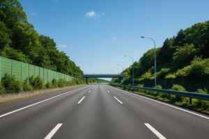 防音壁と陸橋が見える日本の高速道路