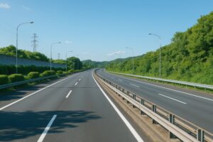 山間を走るカーブの多い日本の高速道路