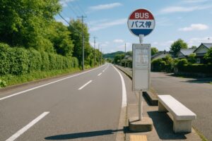 住宅街にある白いベンチのあるバス停