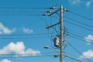 トランスが設置された電柱と電線