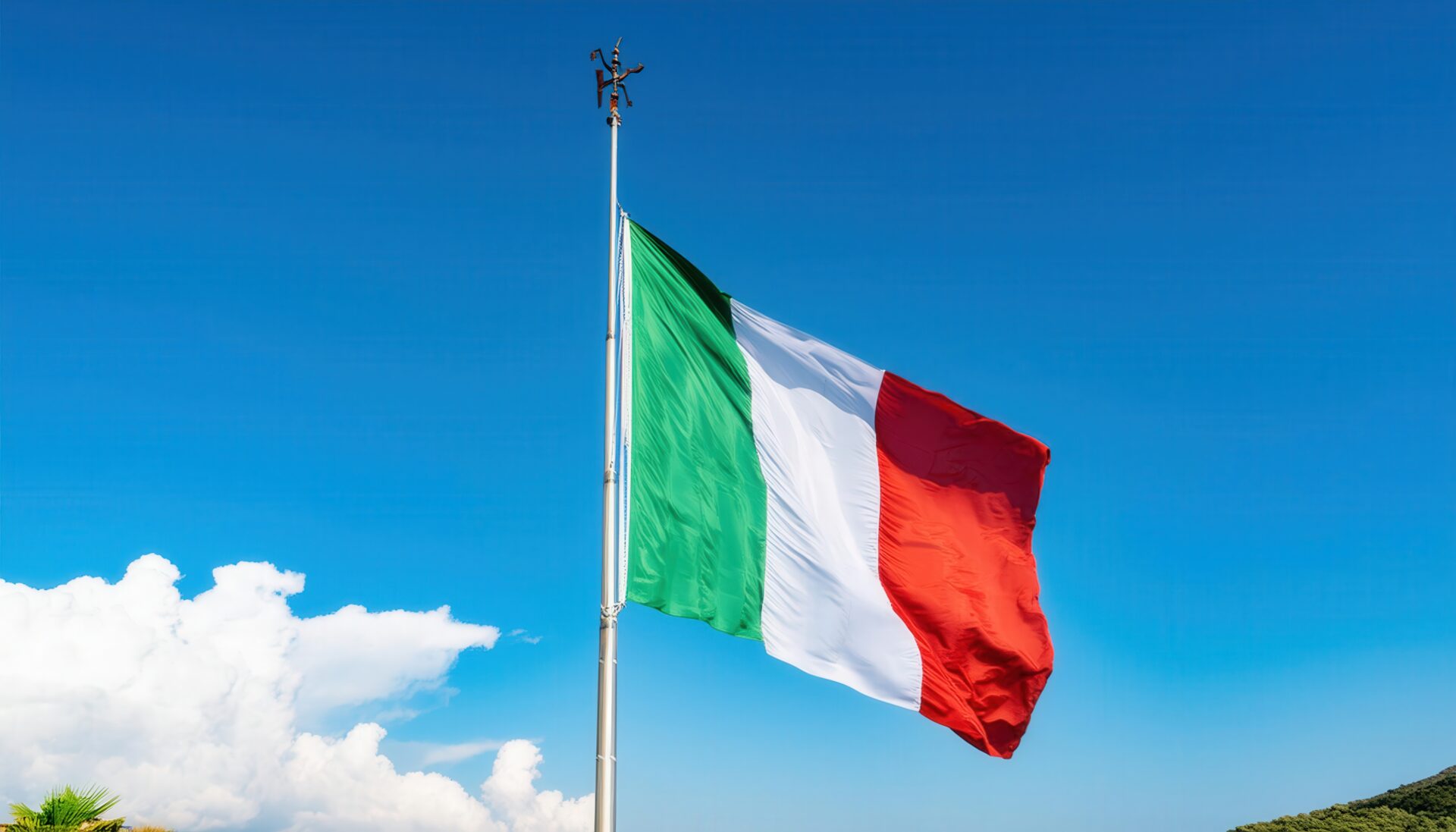 緑豊かな丘とイタリア国旗