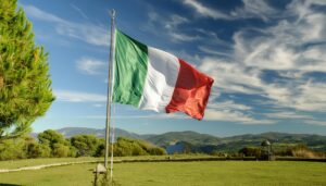 空と海を背景にしたイタリア国旗