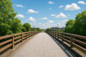 木製の手すりが並ぶ歩道橋と郊外の住宅街の風景