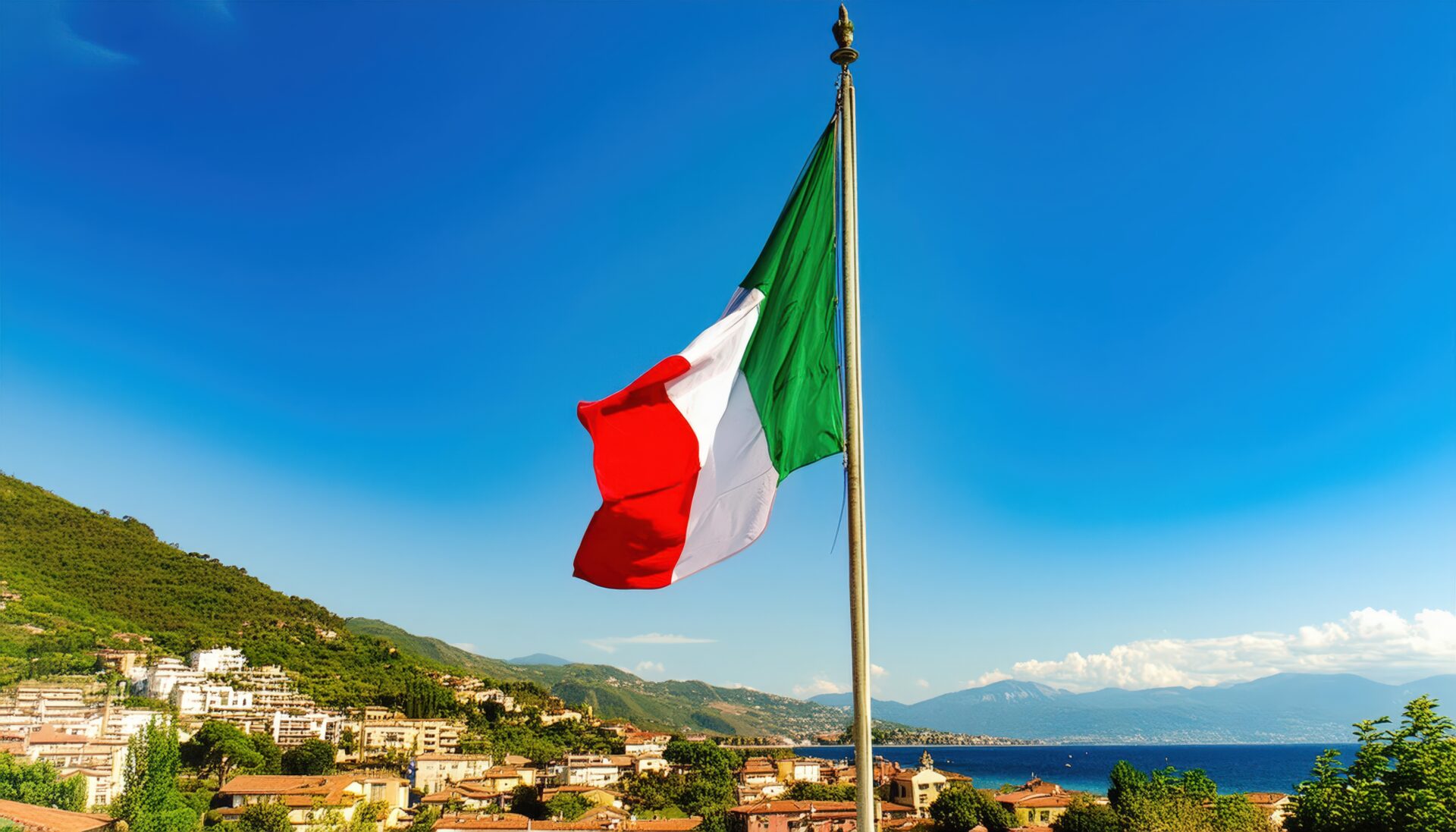 イタリアの国旗が立つ風景