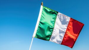 イタリア国旗が青空にたなびく様子