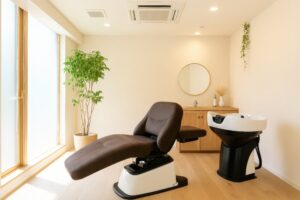 自然光が差し込む落ち着いたヘッドスパの施術室