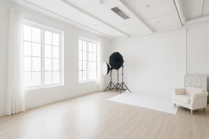 自然光が差し込む白を基調とした撮影スタジオ