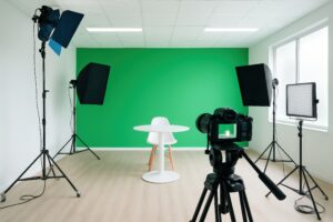 照明に囲まれたシンプルなグリーンバックスタジオ