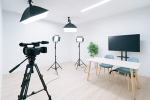 インタビュー収録用のカメラと照明が揃った室内スタジオ