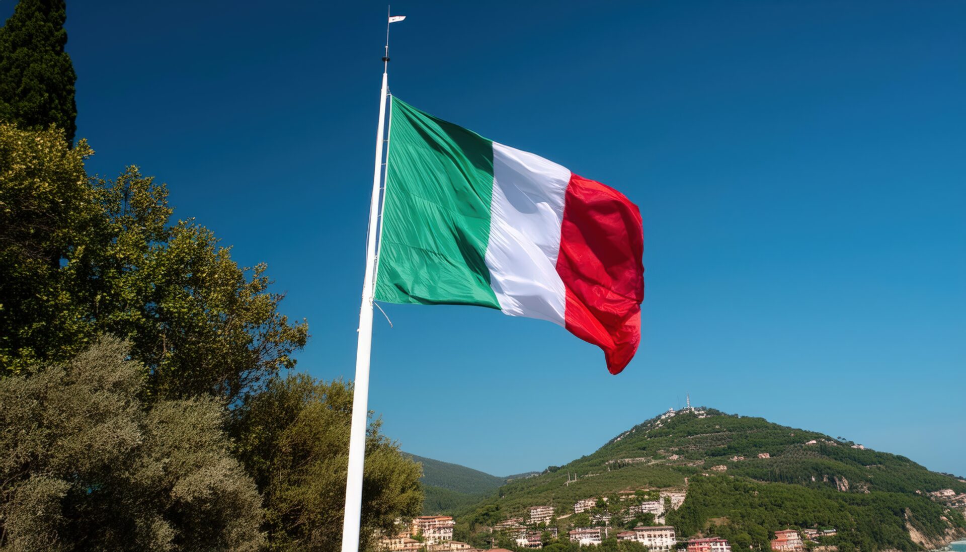 木々の間に掲げられたイタリアの国旗
