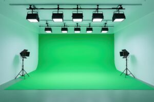 天井照明が完備された大型グリーンバック撮影スタジオ
