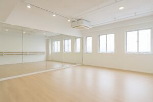 鏡張りの壁のダンススタジオ