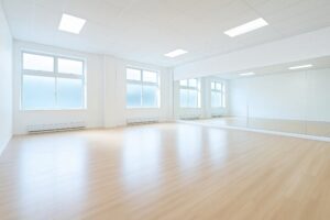 明るく広々とした鏡付きのダンススタジオ