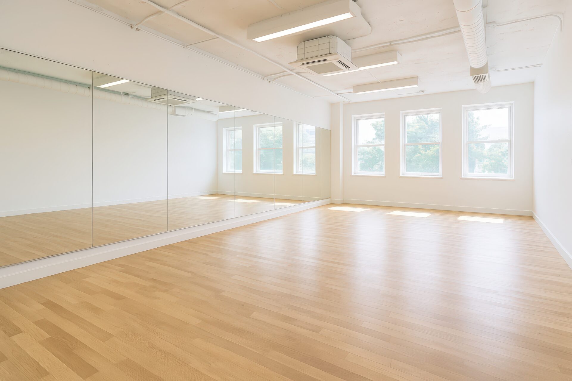 自然光が差し込むナチュラルなダンススタジオ