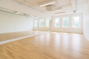 自然光が差し込むナチュラルなダンススタジオ