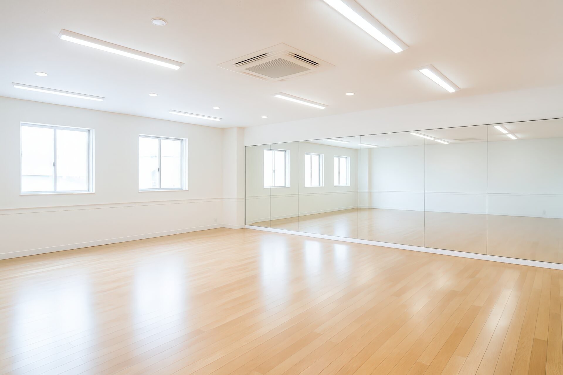 白を基調とした床と鏡のある多目的スタジオ