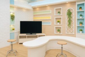 柔らかな配色と植物が印象的な収録スタジオの内装