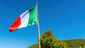 丘の上に立つイタリア国旗