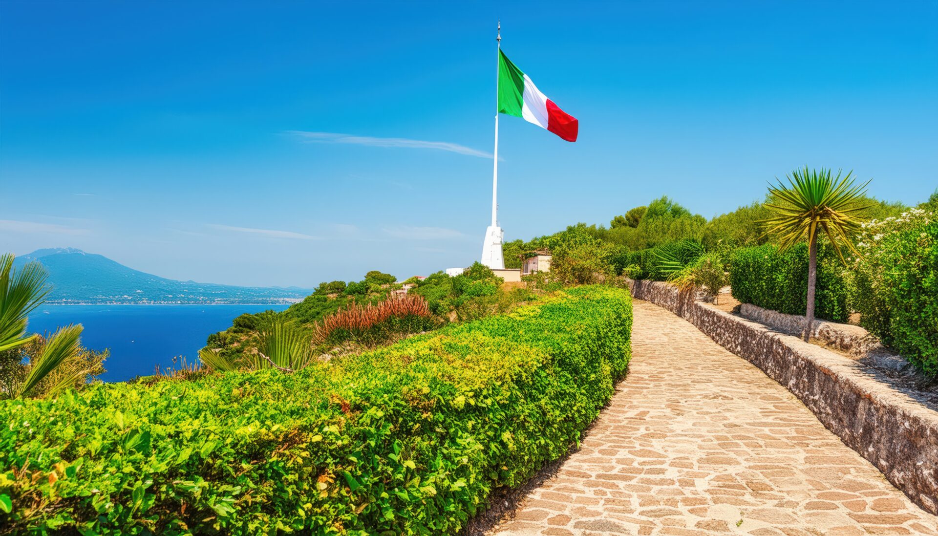 海と緑に囲まれたイタリア国旗