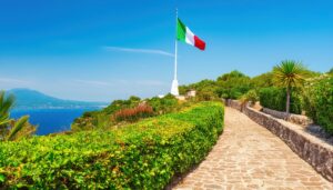 海と緑に囲まれたイタリア国旗