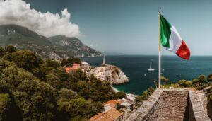 海岸の街を見下ろすイタリア国旗
