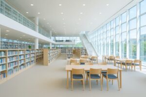 吹き抜けと階段のある広々とした図書館内観