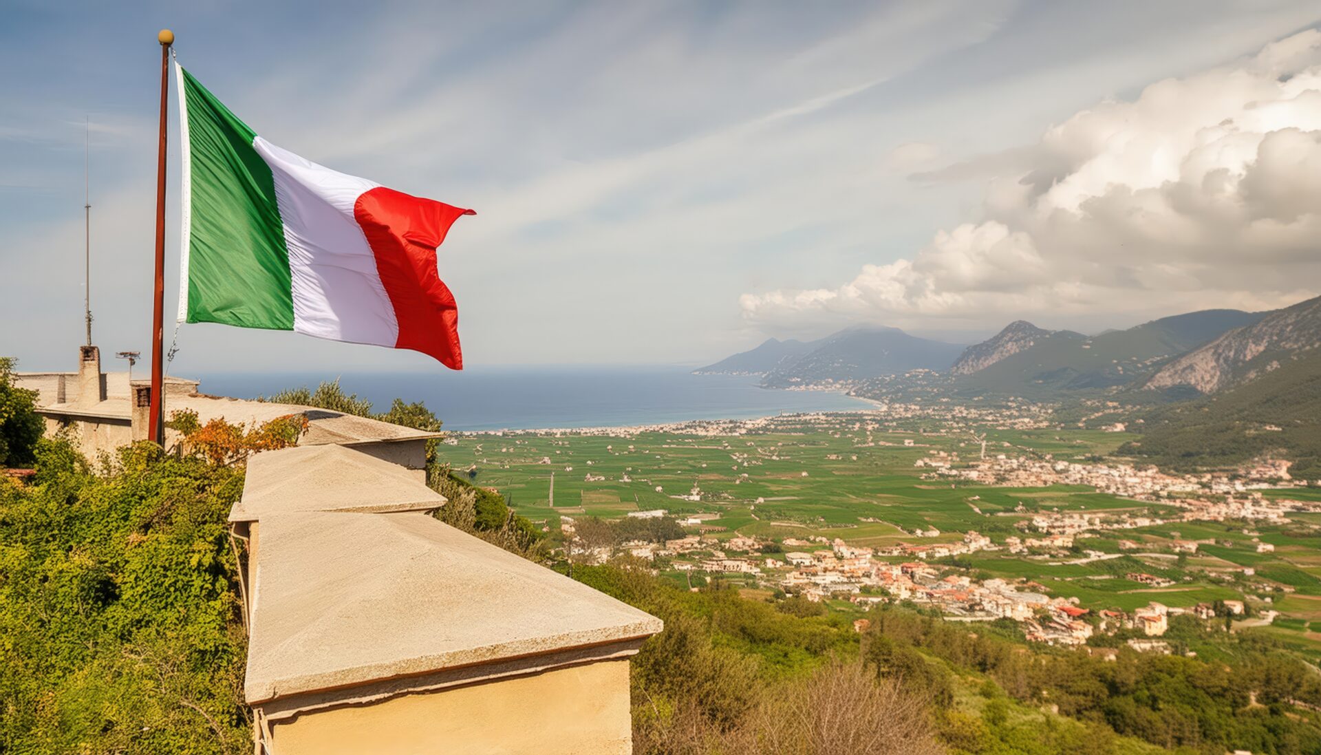 高台から眺める海とイタリア国旗