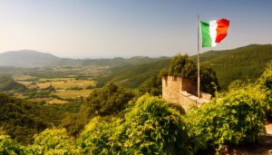 高台の城と共に掲げられたイタリア国旗