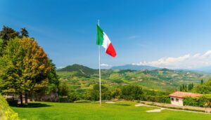 丘の上に立つイタリア国旗