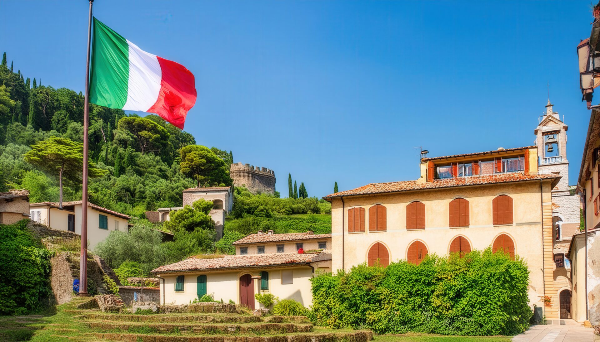 村の中心に掲げられたイタリア国旗