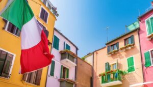 カラフルな街並みにたなびくイタリア国旗