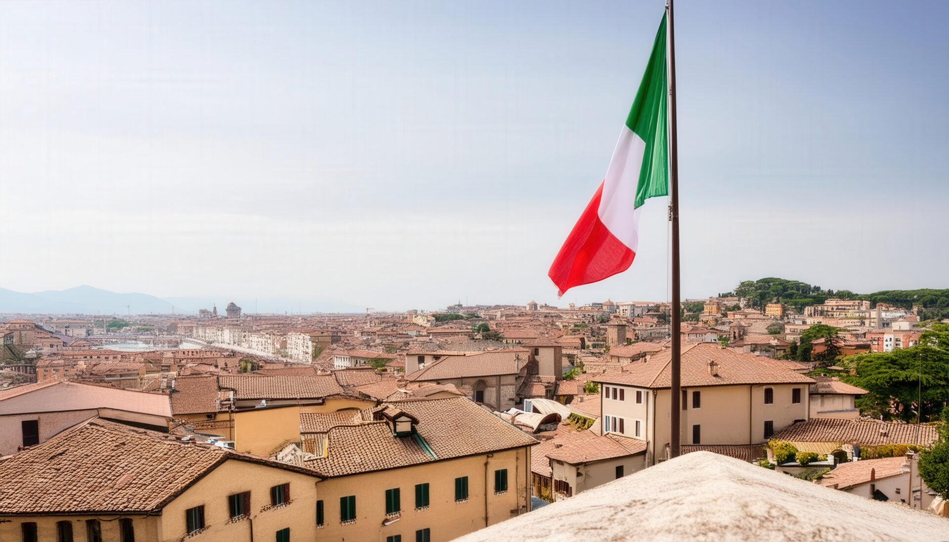 街並みを背景に掲げられたイタリア国旗