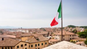 街並みを背景に掲げられたイタリア国旗