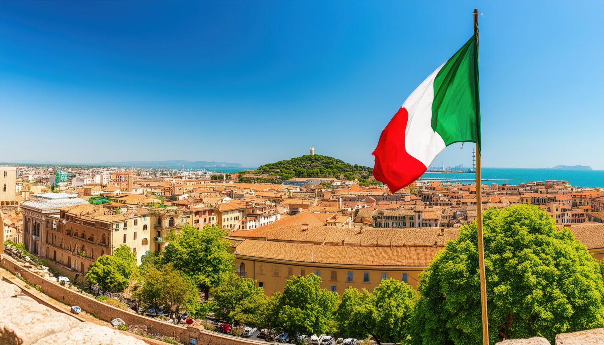 海辺の街とイタリア国旗