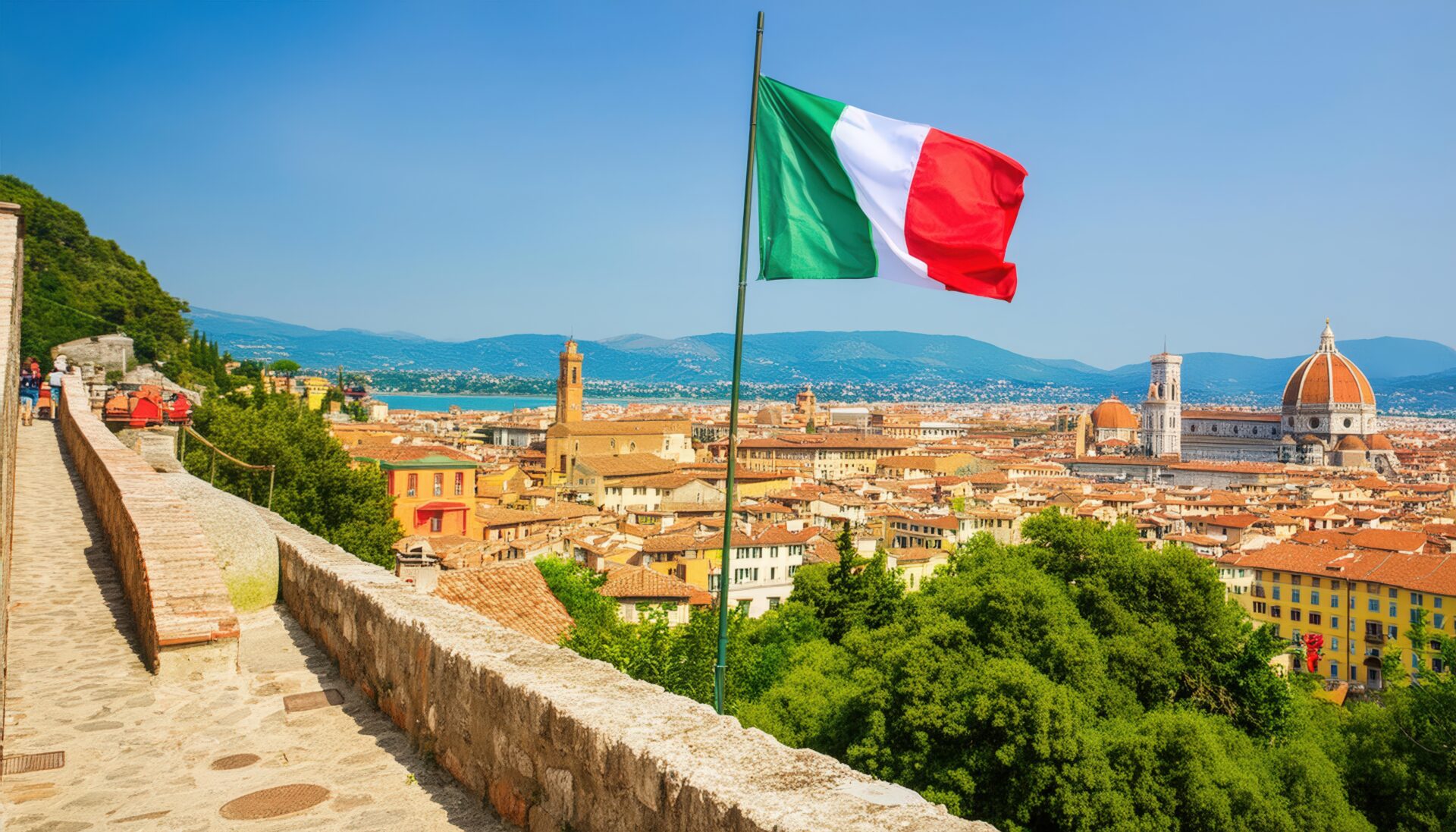 街と歴史的建物を背景に掲げられた国旗