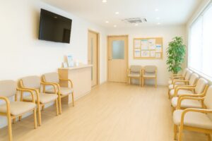 明るく清潔感のあるクリニックの待合室内観
