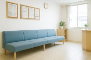 青いソファが印象的な病院の待合スペース