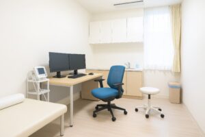 デュアルモニターが設置された診察室のデスク周り