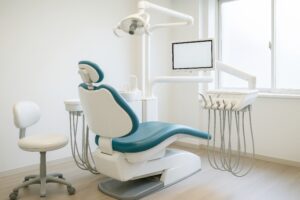 歯科診療用チェアと器具が並ぶ治療室