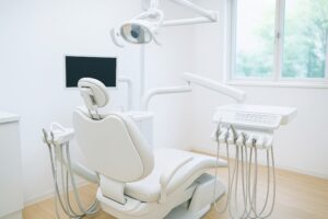 白を基調とした清潔感のある歯科診療室