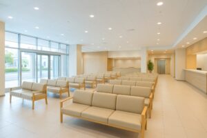 病院のロビーに並ぶ待合用ソファと受付カウンター