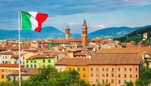 カラフルな建物とイタリア国旗