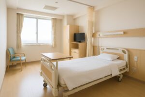 テレビと収納が備え付けられた個室病室