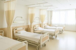 ナチュラルな色調で統一された4人部屋の病室