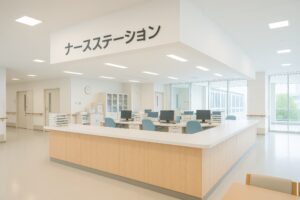 白を基調とした近代的なナースステーション