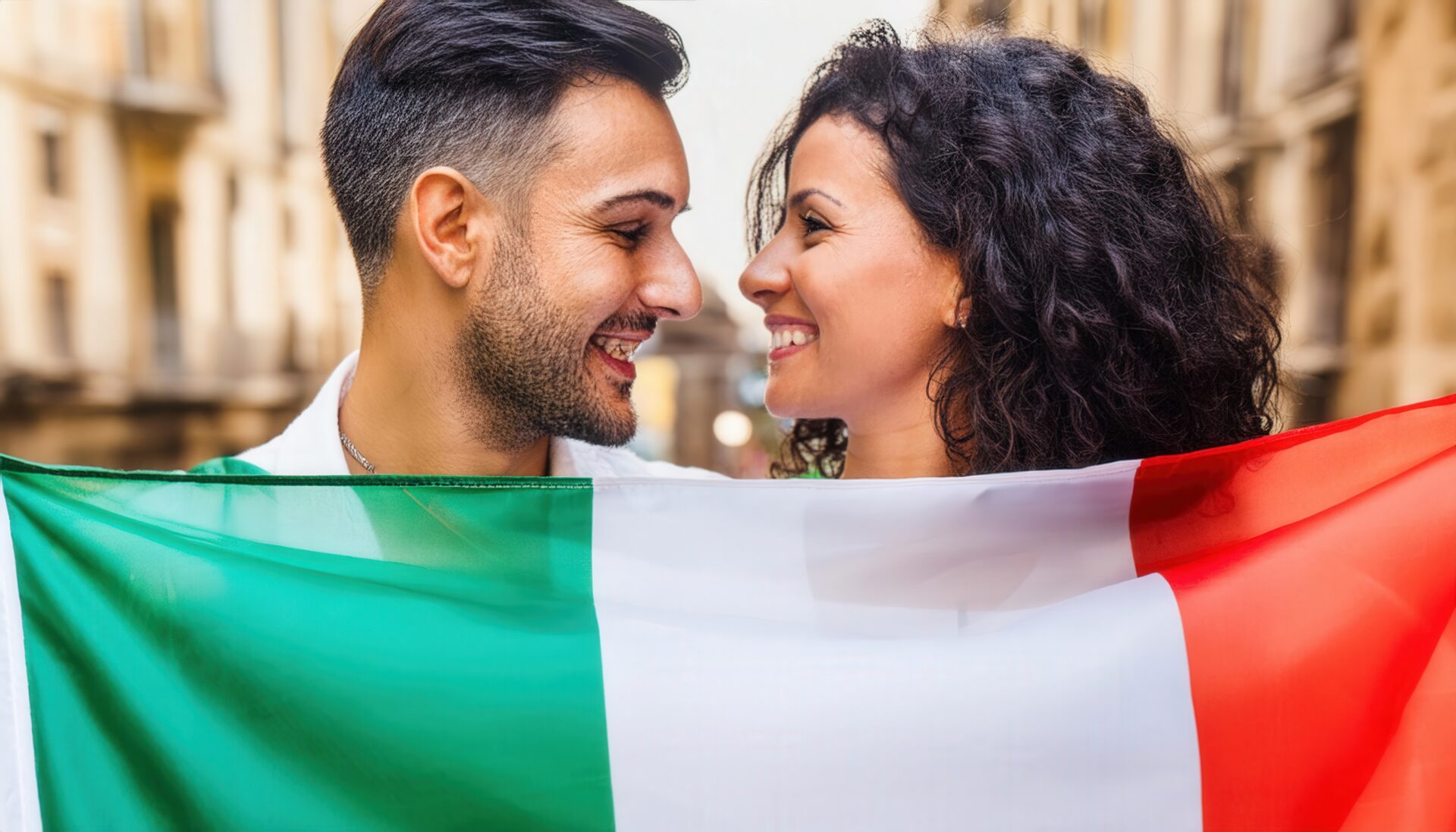 イタリア国旗を持つ笑顔のカップル
